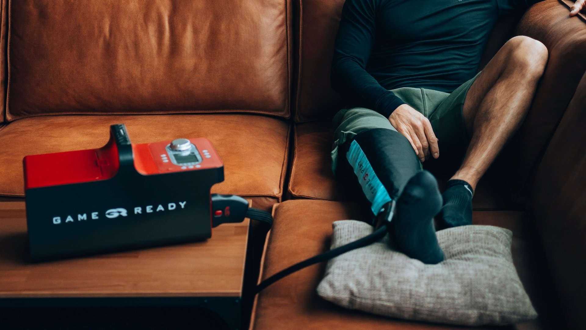 Patientin nutzt Game Ready System entspannt auf dem Sofa